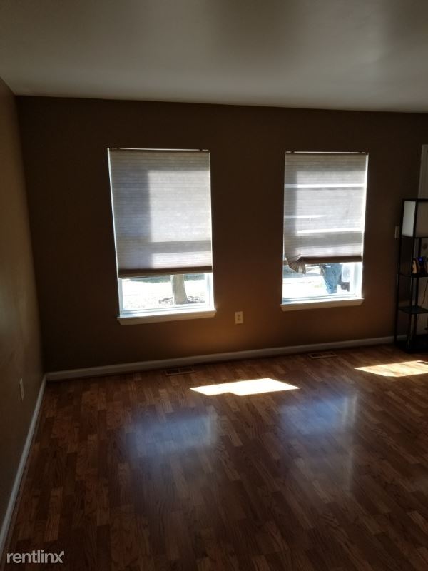 Building Photo - 3 br, 1.5 bath Townhome - 527 Clover Ct