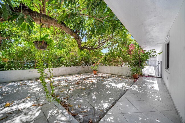 Foto del edificio - 1787 NE 177th St