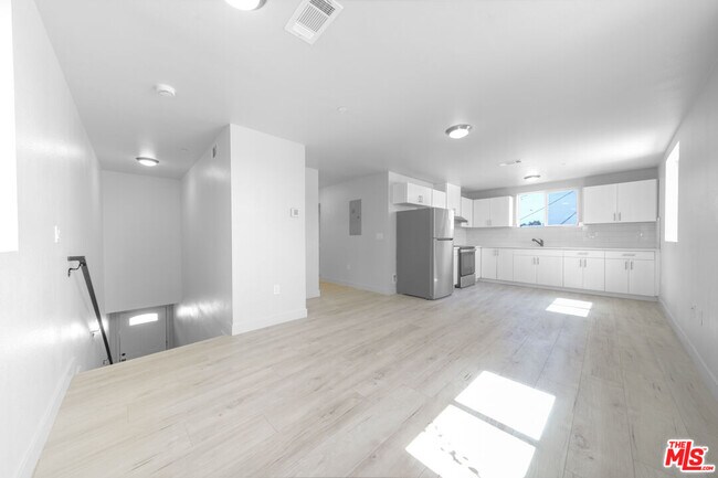 Foto del edificio - 236 W 84th Pl