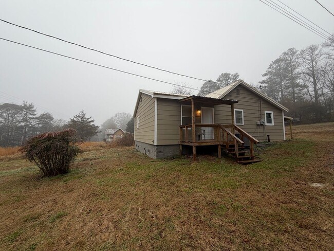 Building Photo - 2 Bedroom- 1 Bathroom- Home in Silver Creek!