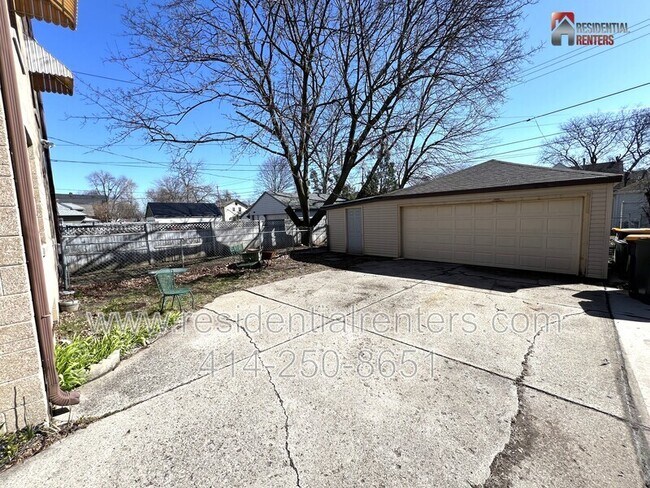 Building Photo - 2238 S 82nd St