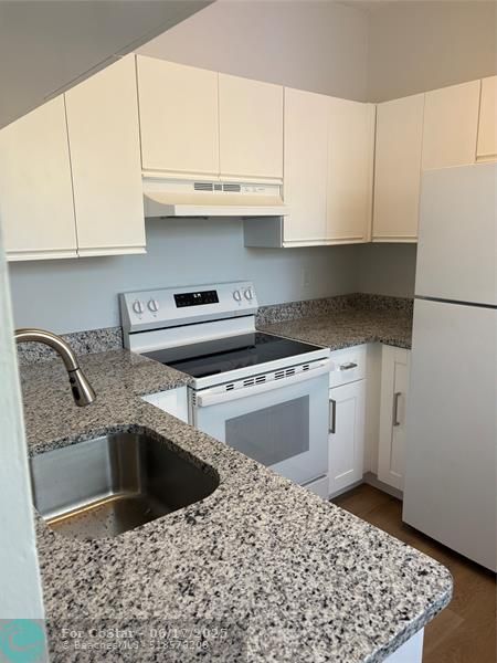 Foto principal - 661 Cypress Lake Blvd