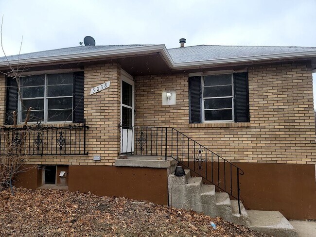 Foto del edificio - 5036-5038 N Topping Duplex