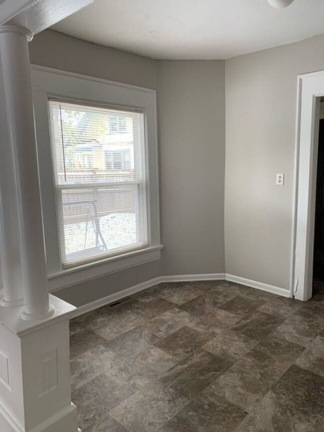 Building Photo - Charming 2-bedroom House Available with fe...