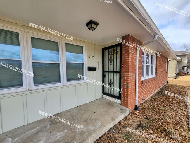 Building Photo - Spacious 2 Bedroom Duplex in Raytown-Avail...