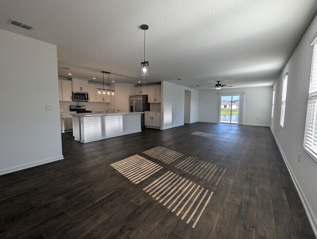 Foto del edificio - ENJOY the POND VIEW at an amazing price on...