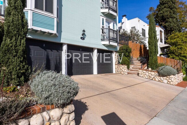 Foto del edificio - STUNNING TOWNHOME 2 BED 2.5 BATH 2 CAR GARAGE NORTH PARK/HILLCRES
