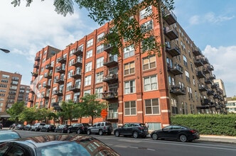 Building Photo - 420 S Clinton St