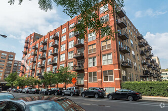 Building Photo - 420 S Clinton St