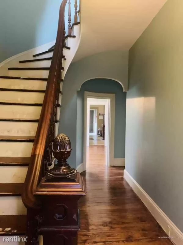 Building Photo - 4 br, 2.5 bath House - 114 Elm St
