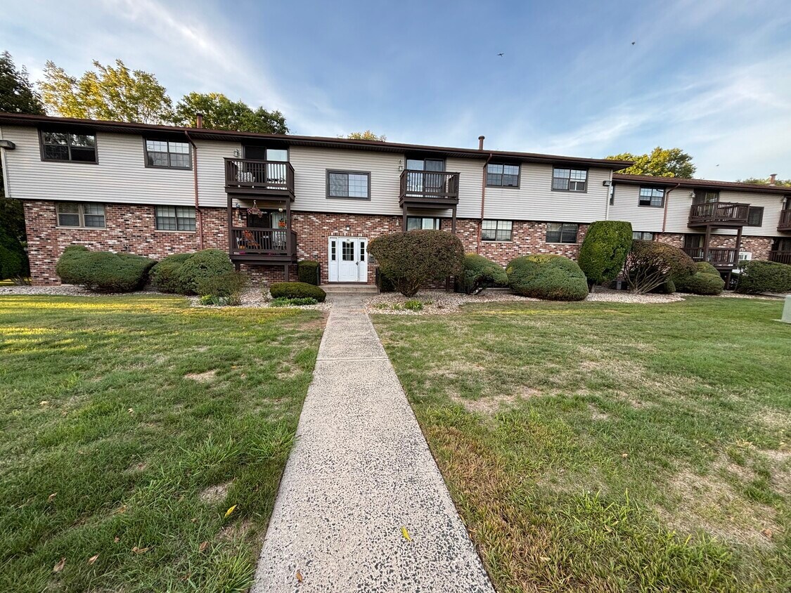 Primary Photo - 44 Surrey Dr