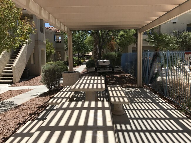 Foto del edificio - FANTASTIC GATED CONDO IN NW  WITH DETACHED...