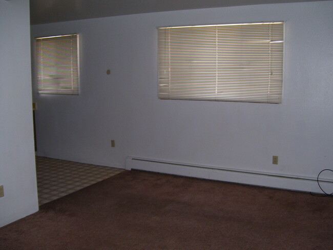 Building Photo - 2121 Thomas Ave