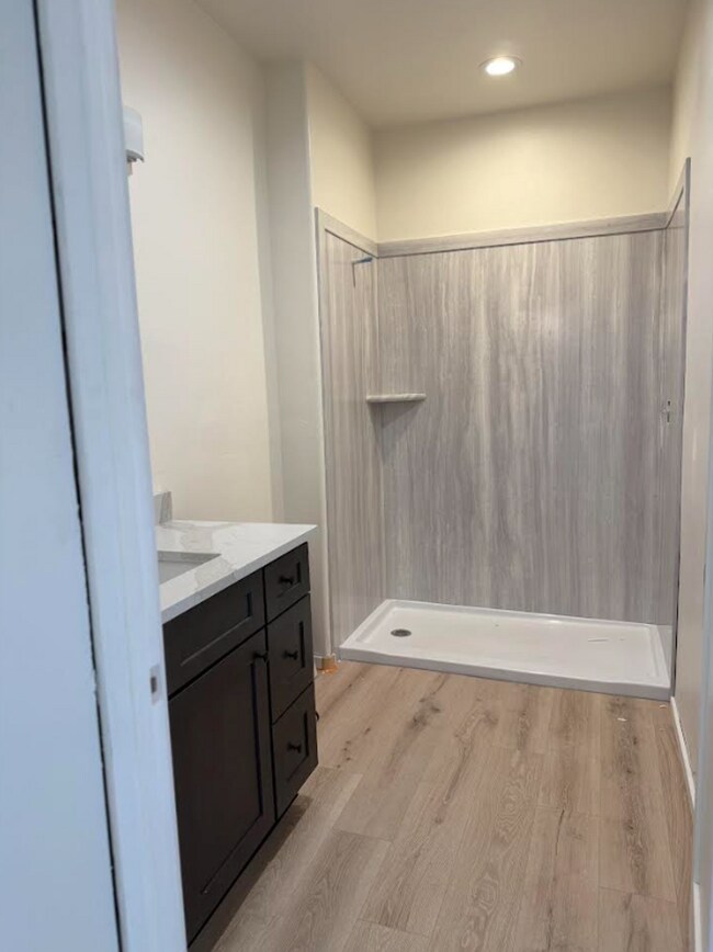 Foto del edificio - 1625 E 8th St