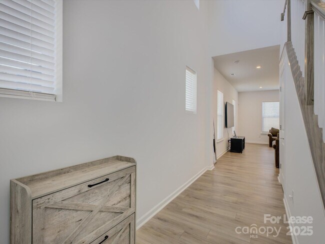 Foto del edificio - 13124 Rover St