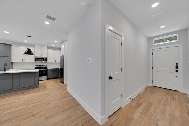 Foto del edificio - FOUR WEEKS FREE!!!   Brand New!!! Modern T...
