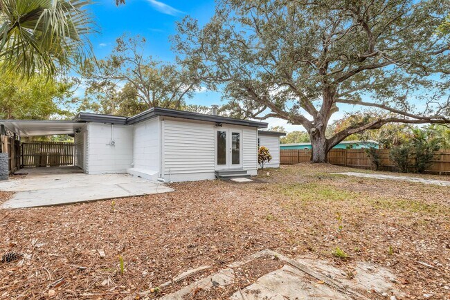 Foto del edificio - Large 3bdrm/2bath Home with garage & carport ** Lots of room** $2200.00**