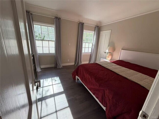 Foto del edificio - 113 N Doheny Dr