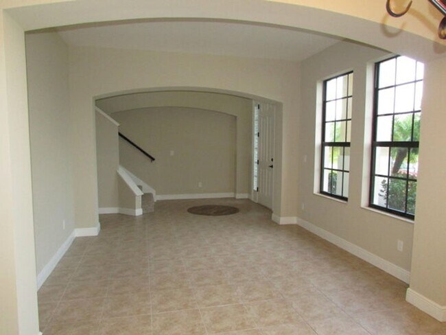 Building Photo - 5 Bedroom, 3 Bath Pool Home with over 3600...