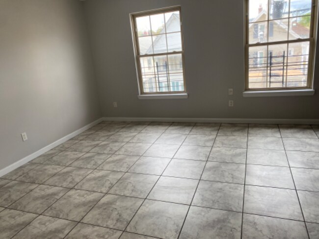 Foto del edificio - 105 Maple Ave