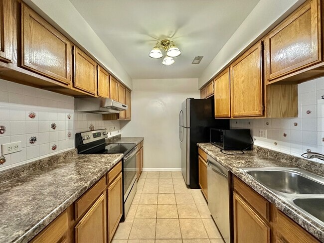 Building Photo - 1422 Stonebridge Cir