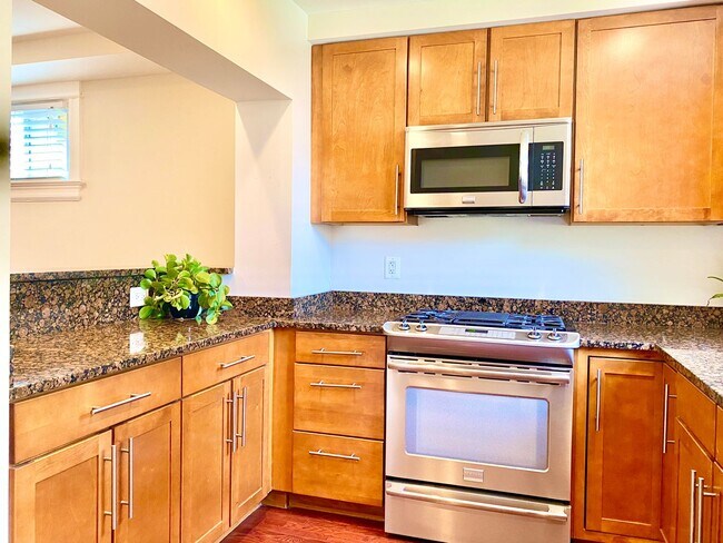 Building Photo - 3 Bedroom 2 Bathroom - Pets Welcome!