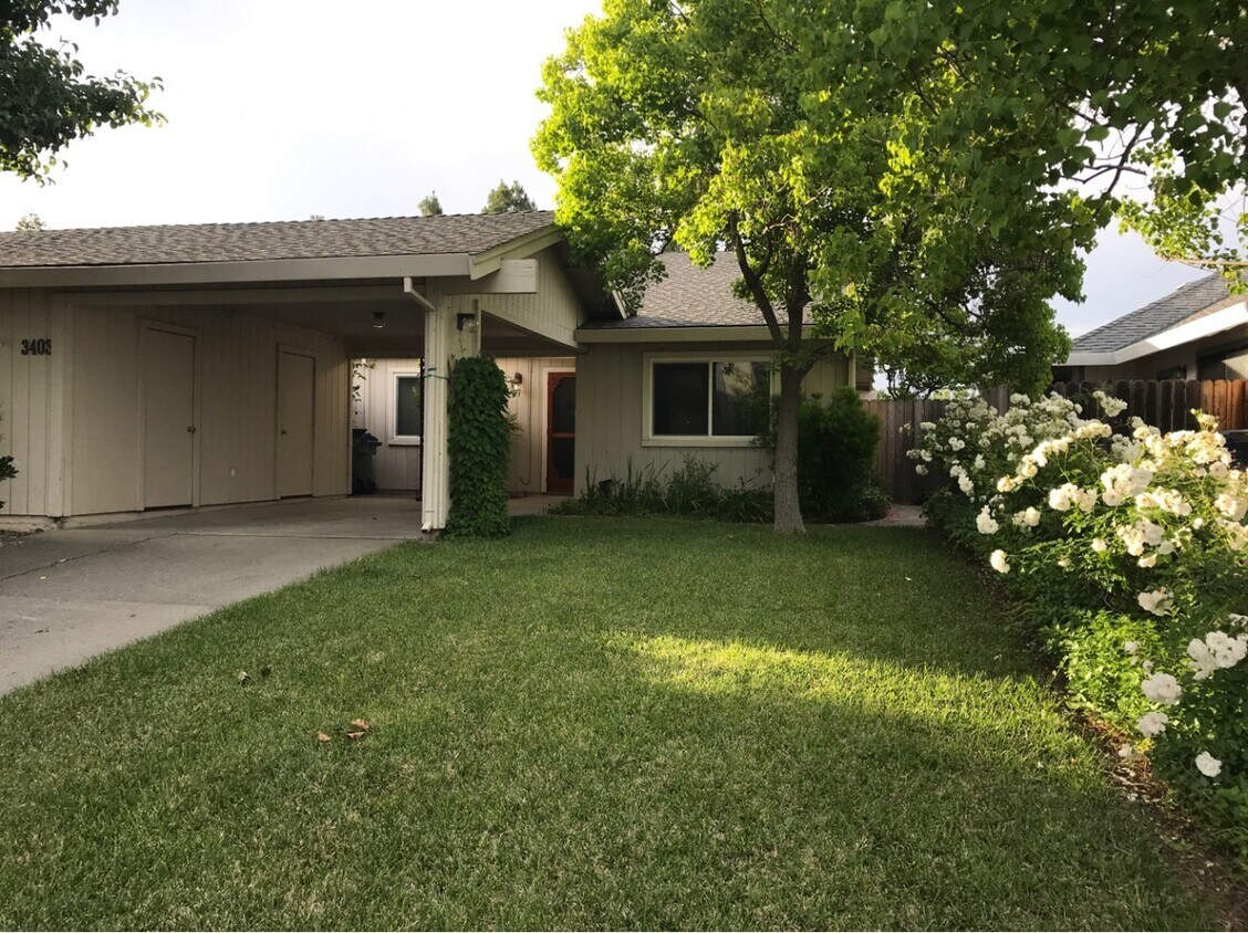 Primary Photo - 3 Bedroom 1.25 bath Davis duplex in West D...