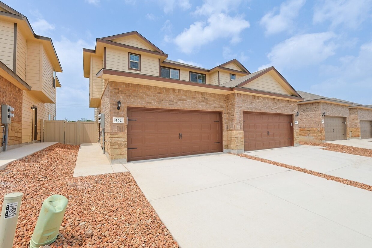 Primary Photo - Modern Townhouse in New Braunfels