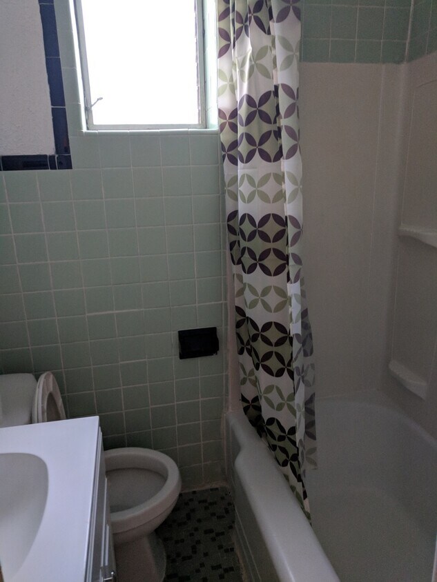 Foto principal - 3 bedroom 1 bath home for rent in Frankford