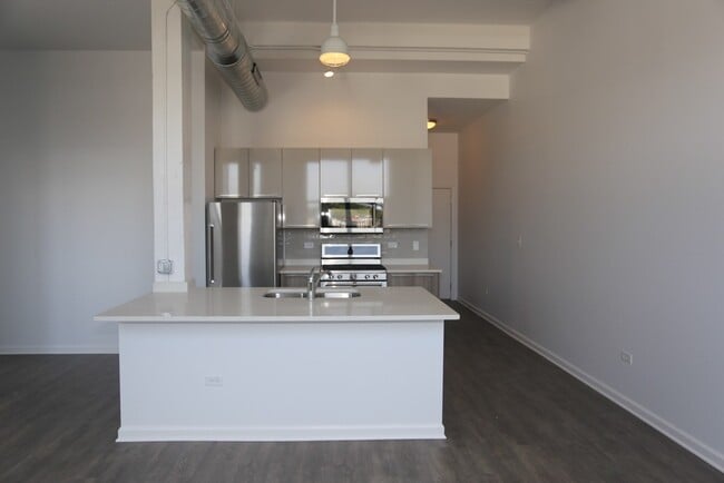 Building Photo - 932 W Dakin St