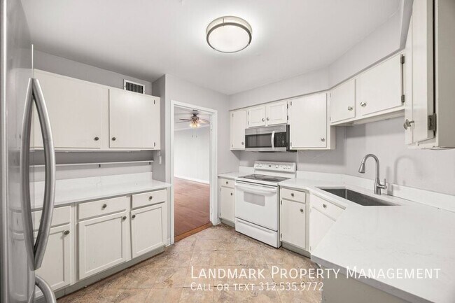 Foto del edificio - 6033 N Sheridan-Unit 35D