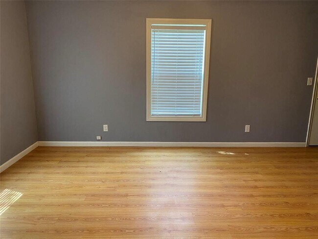 Building Photo - 55 Elm Ct