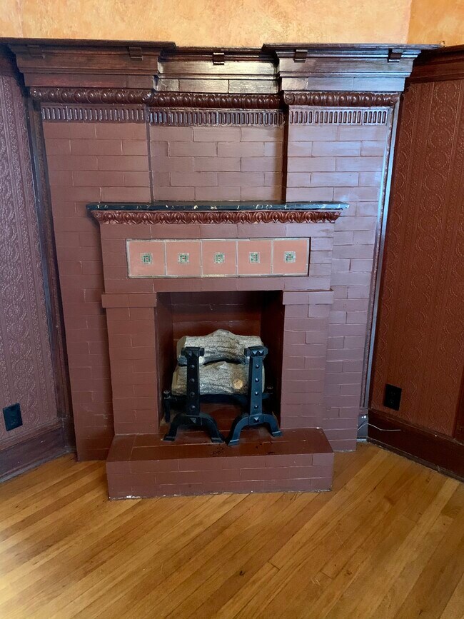 Decorative Fireplace - 1228 W Farwell Ave