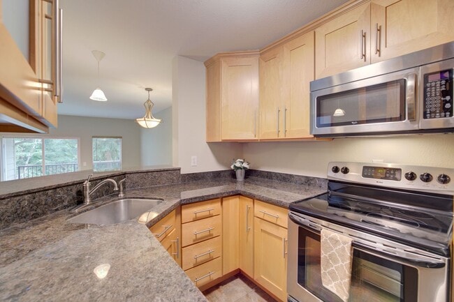 Building Photo - 2bd/2.5ba Issaquah Townhouse
