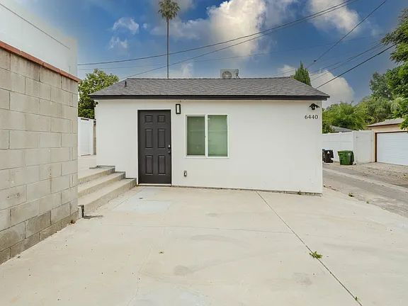 Foto del edificio - "Charming Reseda Retreat: Cozy 1-Bedroom with Stylish Granite Accents!"