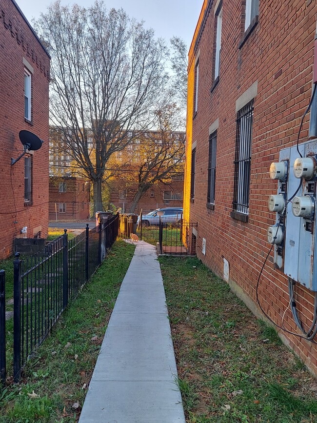 Side walkway to rear parkway - 68 Galveston Pl SW
