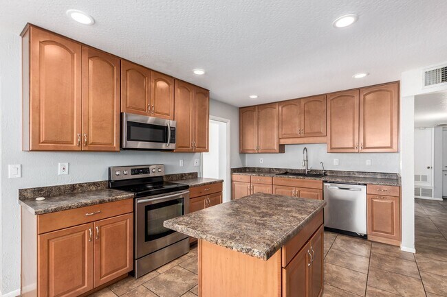 Foto del edificio - Beautiful 5 bedroom 2 bathroom home in Tem...