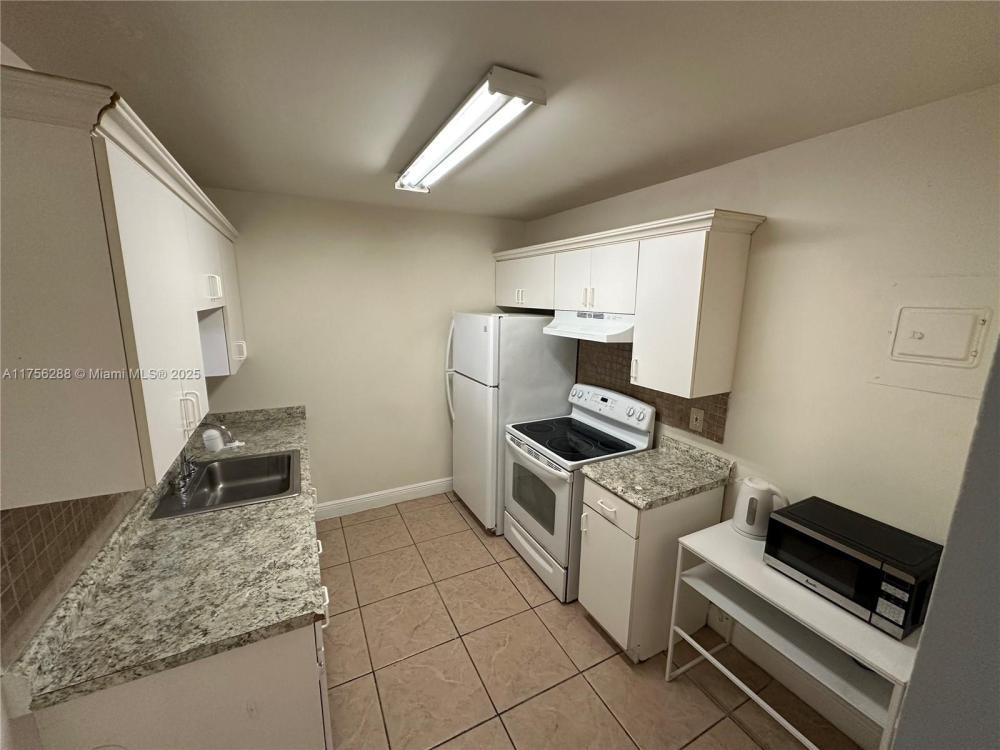 Foto principal - 2 bedroom in Hollywood FL 33020