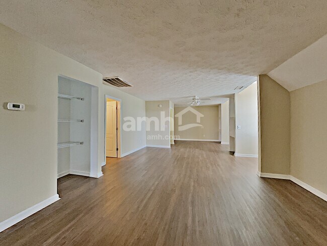 Foto del edificio - 5108 Bumblebee Dr