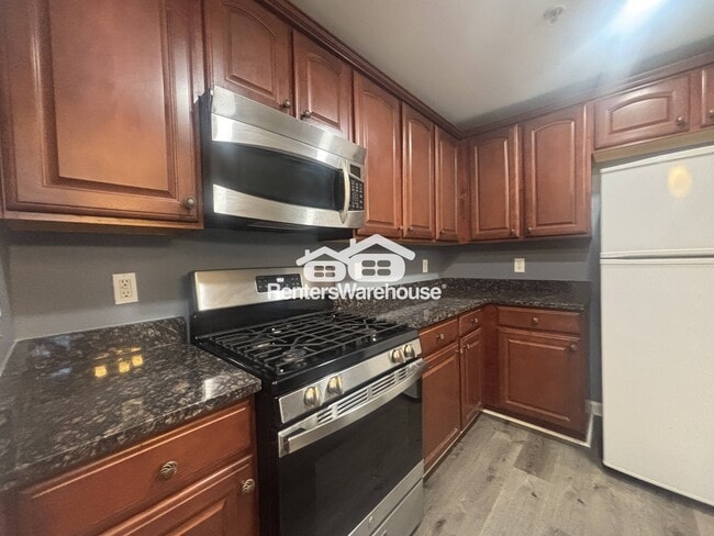 Building Photo - 923 Pine Forest Ln