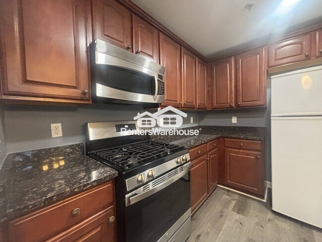 Foto del edificio - 923 Pine Forest Ln