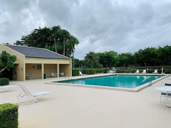 Building Photo - 2828 Tennis Club Dr
