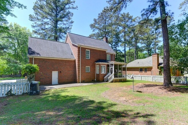 Building Photo - Beautiful home, with large yard in the Har...