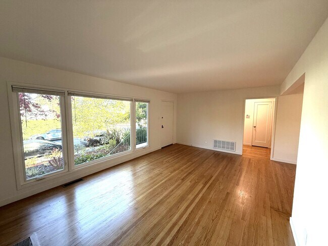 Foto del edificio - THREE BEDROOM /TWO BATH HOME, JUST A FEW BLOCKS FROM DOWNTOWN LARKSPUR