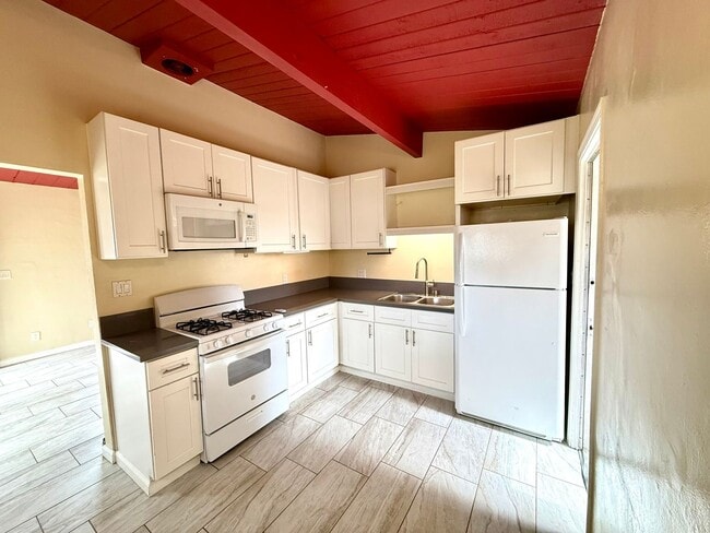 Building Photo - Charming 2-Bedroom Corner Lot Duplex Home in Clairemont with Private Yard!