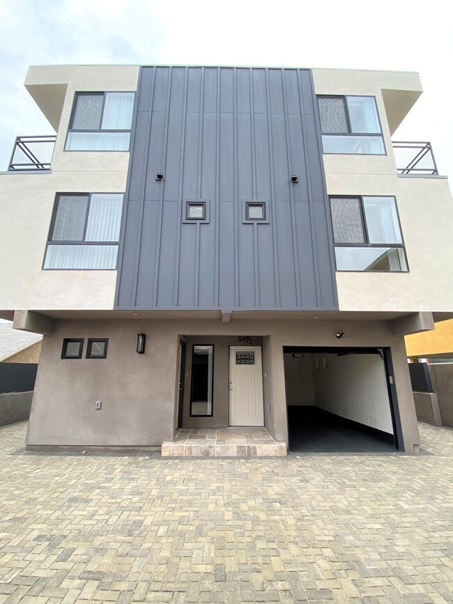 Building Photo - 545 N Kingsley Dr