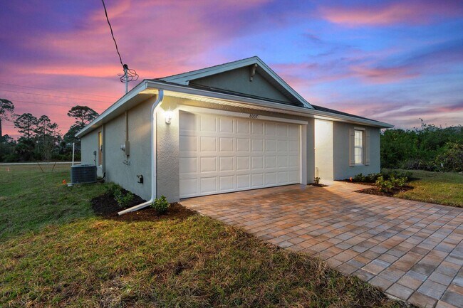 Building Photo - BRAND NEW HOME! Modern, energy efficient h...