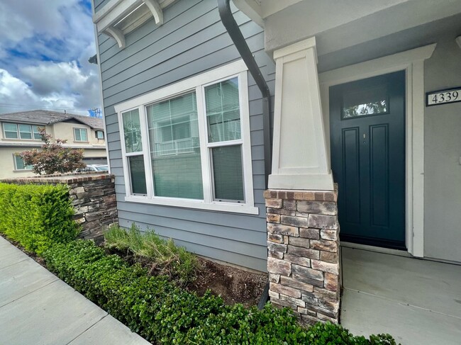 Building Photo - Modern 4 Bedroom Townhome in New Anderson ...