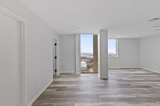Foto del edificio - Beautiful sub penthouse in Downtown Tulsa!