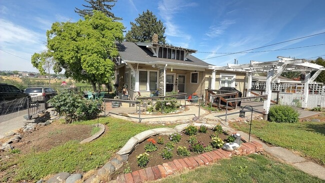 Building Photo - View of the River!  1-Bedroom in Lewiston Triplex -  Includes internet and utilities